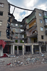 Fototapeta na wymiar Ruined house in Slovyansk
