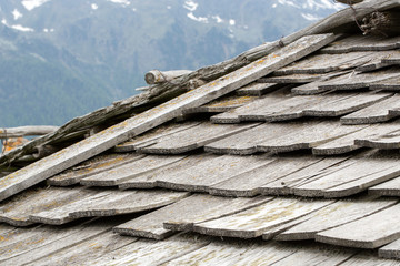 Tetto con tegole in legno 