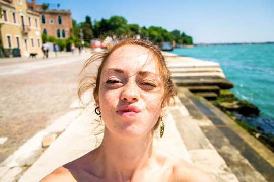 Selfie donna al mare