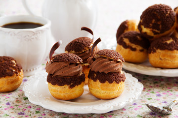 Chocolate profiteroles with krokantom.