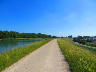 Fototapeta na wymiar Main Donau Radweg