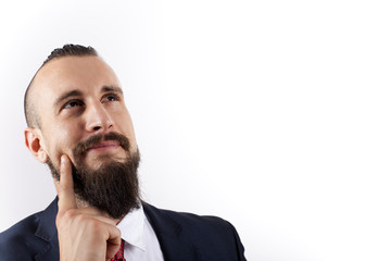 Hombre trajeado con barba y gesto pensativo