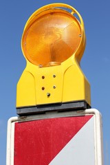 gelbes Blinklicht auf Warnbake