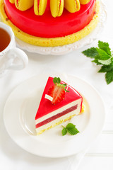 Lemon-strawberry cake with makarons.