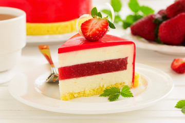 Lemon-strawberry cake with makarons.