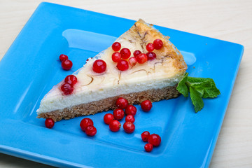 Cheesecake with berries and mint
