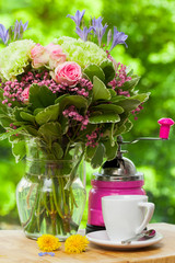 make coffee - Kaffee machen, Kaffeemühle, Kaffeetasse