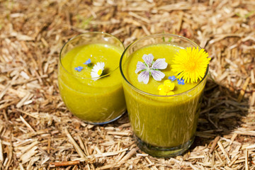 fresh smoothie - Smoothie im Stroh mit Blüten