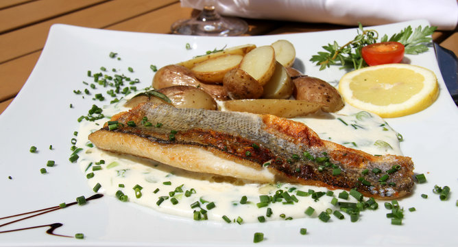 wolfsbarschfilet mit fr&uuml;hlingslauchgem&uuml;se und rosmarinkartoffeln