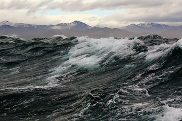 Sturm hohe Welle im Hintergrund der Nordküste