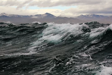 Selbstklebende Fototapete Sturm Sturm hohe Welle im Hintergrund der Nordküste