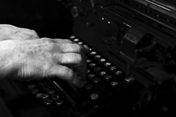 ugly hands typing on a vintage typewriter - obrazy, fototapety, plakaty