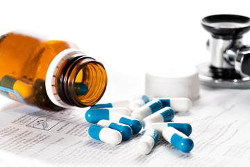 Tabletten und Stethoskop auf Beipackzettel