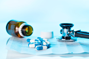 Tabletten und Stethoskop auf Beipackzettel