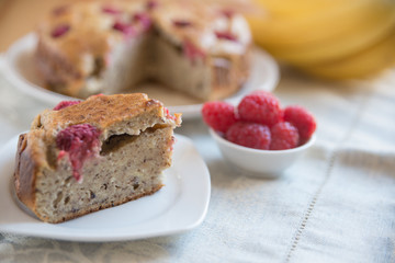 Bananenkuchen mit Himbeeren