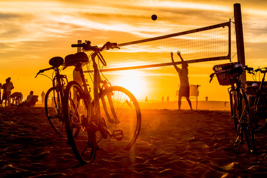 People playing beach volleybal on Venice Beach
