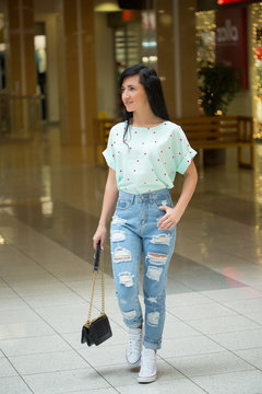 girl in short shert the mall.