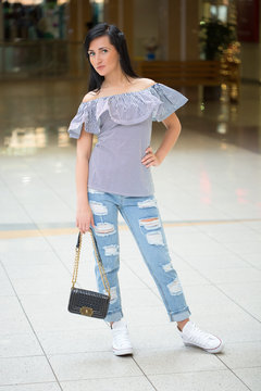 girl in short shert the mall.