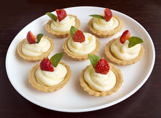 Cakes with strawberry, whipped cream, jelly and mint