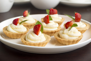 Cakes with strawberry, whipped cream, jelly and mint