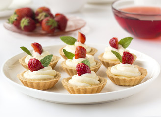Cakes with strawberry, whipped cream, jelly and mint
