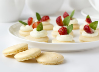 Cakes with strawberry, whipped cream, jelly and mint