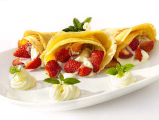 Cakes with strawberry, whipped cream, jelly and mint