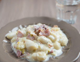 Gnocchi im creminger Käsesauce mit weissem Saprgel