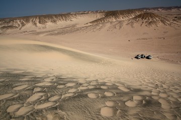Pustynny krajobraz - samochód na pustyni