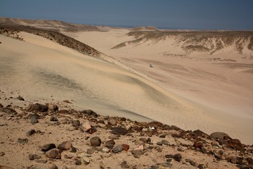 Pustynny krajobraz - samochód na pustyni - obrazy, fototapety, plakaty