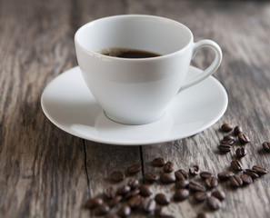 tasse de café noir et grains de café torréfaction 