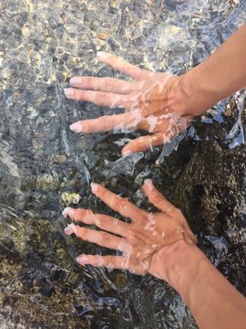 mani mano mano nell acqua 
