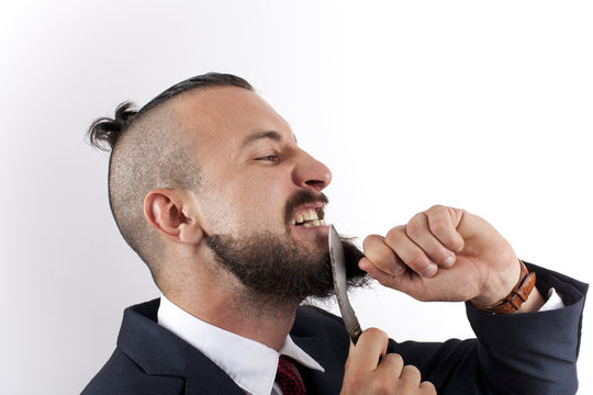 Ejecutivo hipster cort&aacute;ndose la barba
