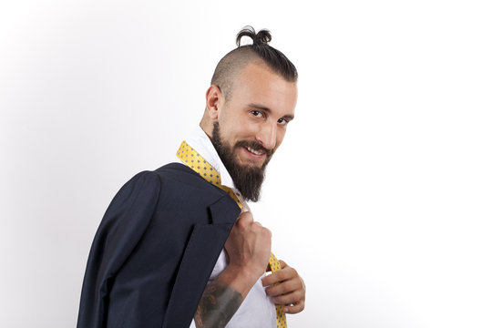 Hipster sujetando americana y corbata