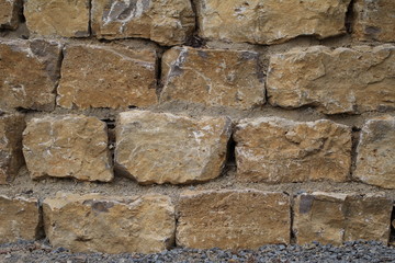 Eine Mauer aus Natursteinen