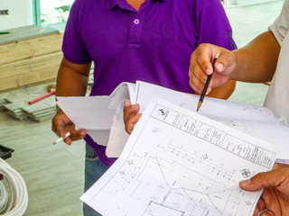 Engineer description to technician and looking plan