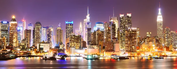 Foto op Plexiglas De horizon van Manhattan bij nacht. © Javen