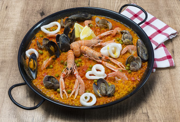 Paella española de mariscos