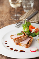 Scheiben von Schinken im Brotteig