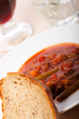 Gulasch in einer weißen Teller