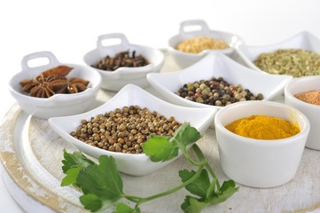 przyprawy w białych miseczkach