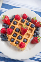 Belgische Waffeln mit frischen Beeren 