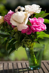 Pfingstrosenstrauß in Vase mit Fußball