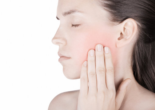 Donna con guancia arrossata e dolore denti