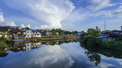 Fototapeta na wymiar View picture houses along the river in Thailand.