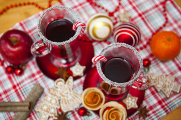 Obraz na płótnie Canvas Mulled wine with spices and gingerbread cookies.