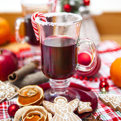 Mulled wine with spices and gingerbread cookies.