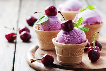 Gordijnen Cherry ice-cream with mint © nolonely