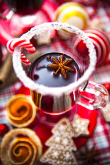 Mulled wine with spices and gingerbread cookies.
