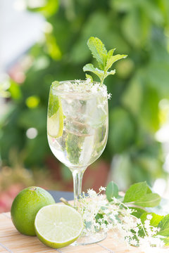 Hugo Champagne drink with elderflower syrup, mint and lime